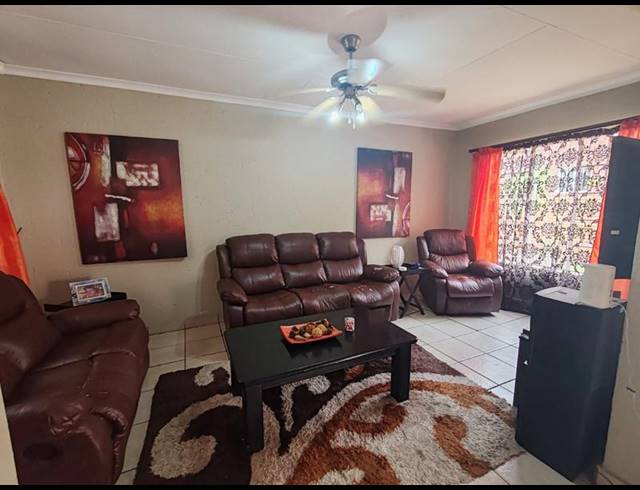 2 BEDROOM TOWNHOUSE FOR SALE IN ROOIHUISKRAAL NORTH